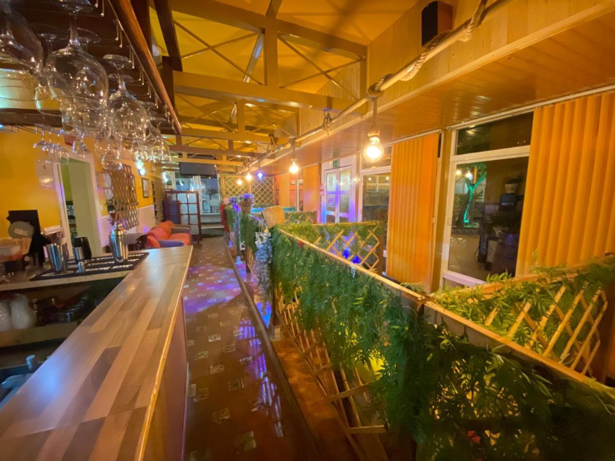 Hostal Avenida Andalucia - Solo Adultos 塞维利亚 外观 照片